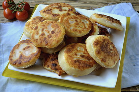 Лепешки с сыром и помидорами на сковороде