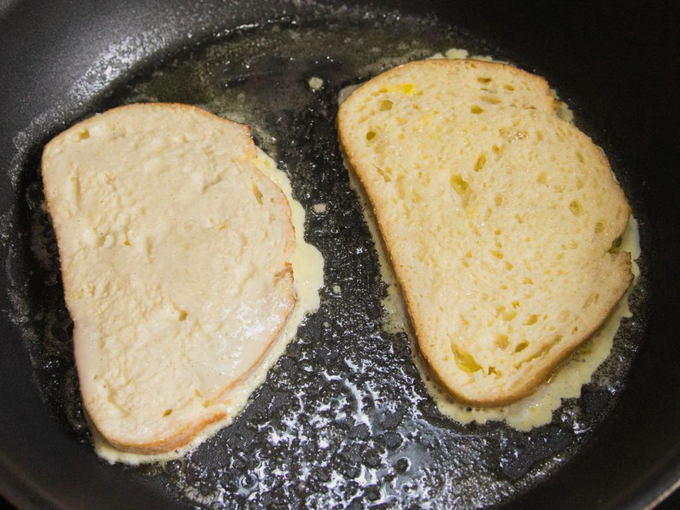 Гренки из батона с яйцом и молоком на сковороде