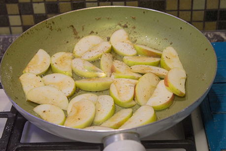 Куриная печень с яблоком и луком на сковороде