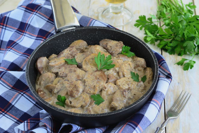 Куриная печень в сметане с луком и грибами на сковороде