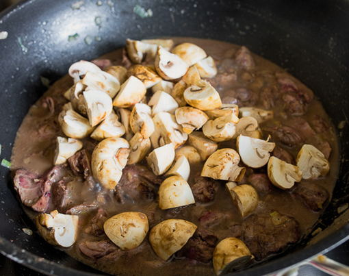 Куриная печень с луком и грибами на сковороде