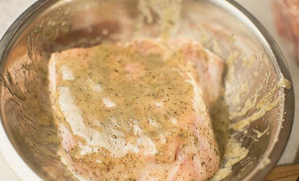 Большой кусок говядины, запеченный в фольге в духовке Большой кусок говядины, запеченный в фольге в духовке