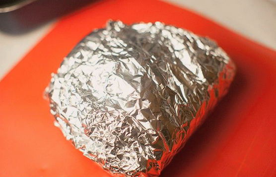 Большой кусок говядины, запеченный в фольге в духовке Большой кусок говядины, запеченный в фольге в духовке