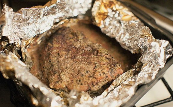 Большой кусок говядины, запеченный в фольге в духовке Большой кусок говядины, запеченный в фольге в духовке