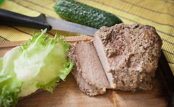Большой кусок говядины, запеченный в фольге в духовке Большой кусок говядины, запеченный в фольге в духовке