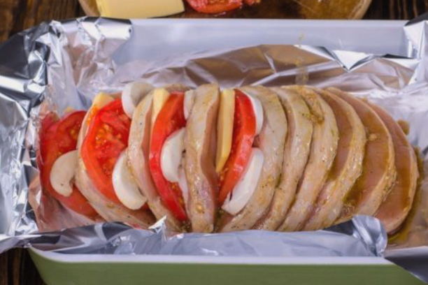 Кусок свинины с грибами в фольге в духовке Кусок свинины с грибами в фольге в духовке