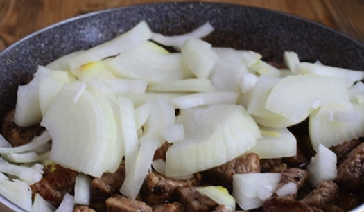 Мягкая и сочная свинина кусочками, жареная на сковороде