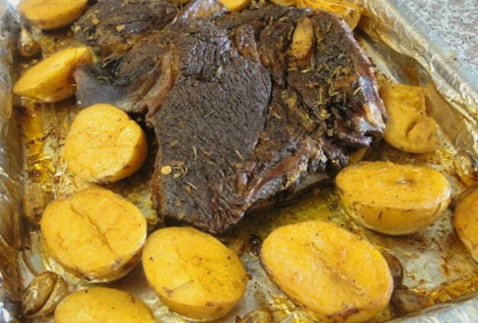 Кусок говядины с картошкой запеченный в фольге в духовке