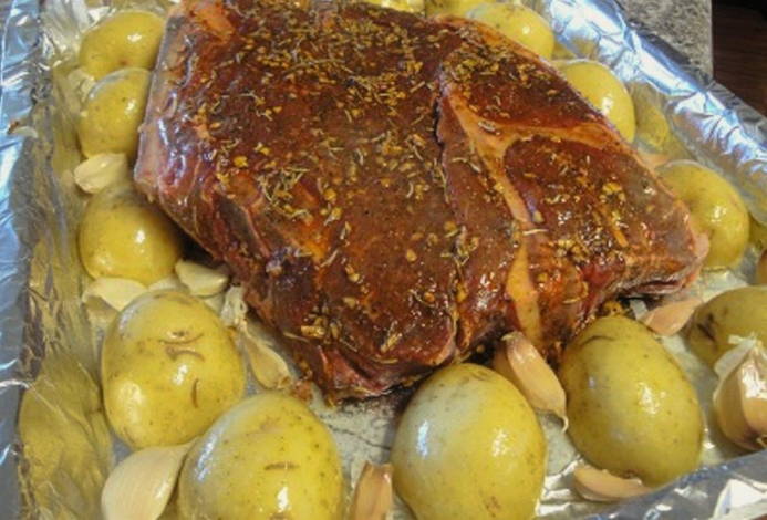 Кусок говядины с картошкой запеченный в фольге в духовке Кусок говядины с картошкой запеченный в фольге в духовке