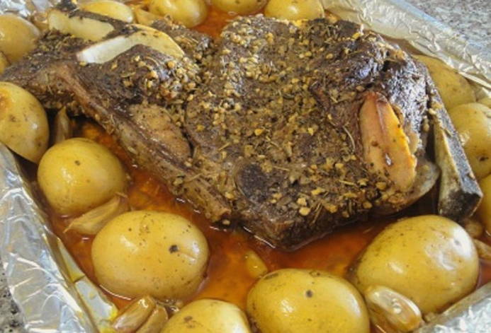 Кусок говядины с картошкой запеченный в фольге в духовке Кусок говядины с картошкой запеченный в фольге в духовке