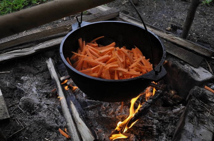 Плов с курицей в казане на костре