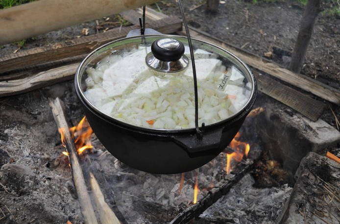 Плов с курицей в казане на костре