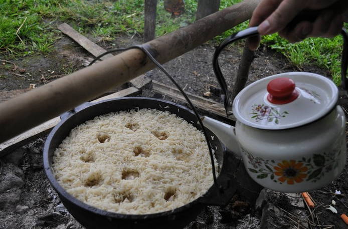 Плов с курицей в казане на костре