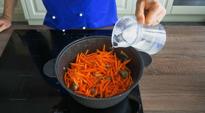 Рассыпчатый плов с курицей в казане на плите