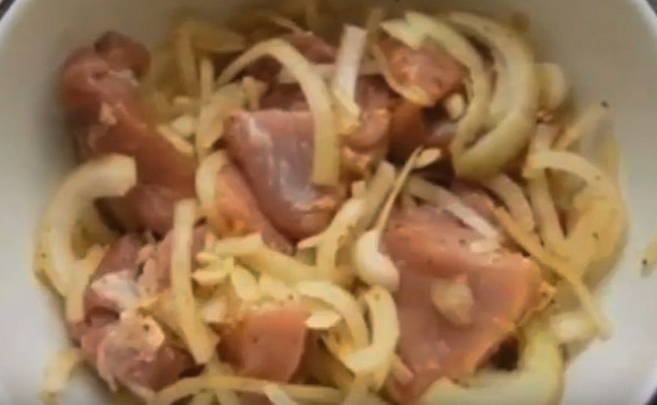 Кусочки свинины как шашлык в духовке Кусочки свинины как шашлык в духовке