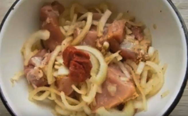 Кусочки свинины как шашлык в духовке Кусочки свинины как шашлык в духовке