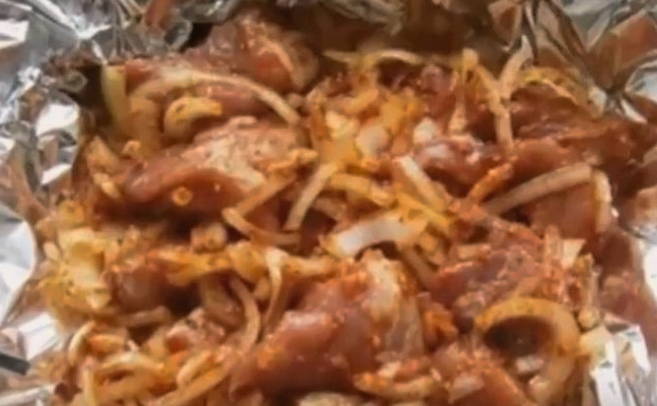 Кусочки свинины как шашлык в духовке Кусочки свинины как шашлык в духовке