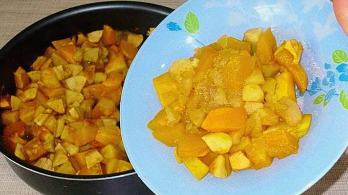 Тыква с яблоками, медом и корицей кусочками в духовке