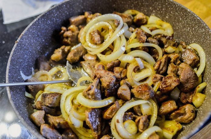 Плов с пропаренным рисом и свининой на сковороде