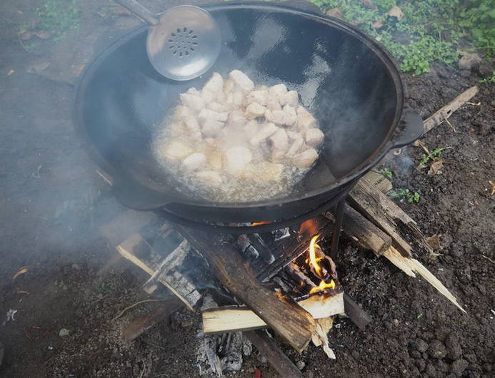 Узбекский плов из свинины в казане на костре