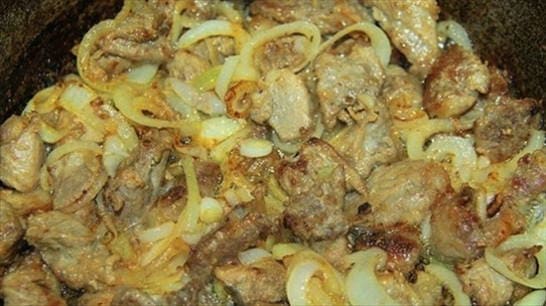 Плов с пропаренным рисом и говядиной на сковороде