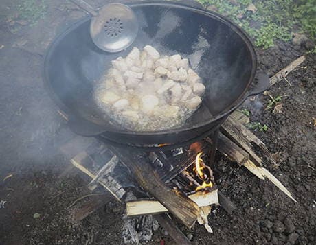 Плов из свинины в казане на костре