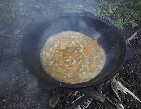 Плов из свинины в казане на костре