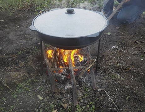 Плов из свинины в казане на костре