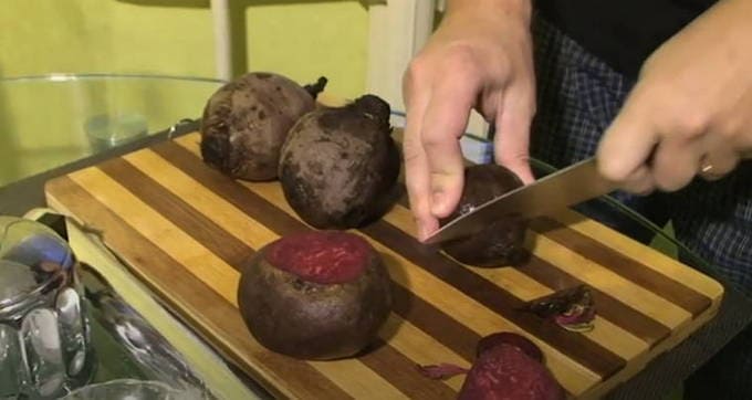 Свекла с солью и сахаром, запеченная целиком в фольге в духовке Свекла с солью и сахаром, запеченная целиком в фольге в духовке