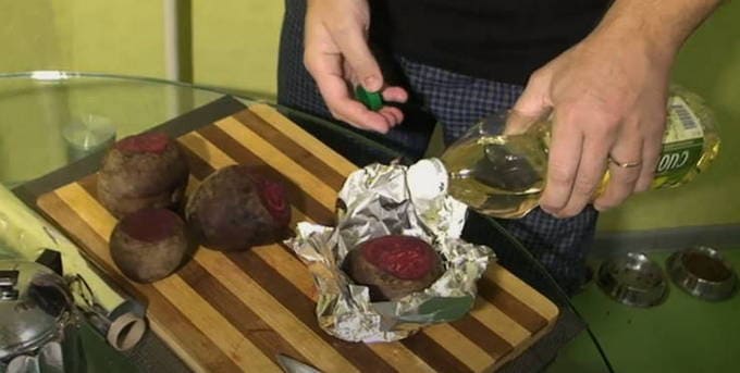 Свекла с солью и сахаром, запеченная целиком в фольге в духовке Свекла с солью и сахаром, запеченная целиком в фольге в духовке