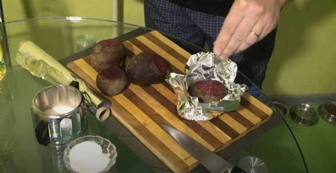 Свекла с солью и сахаром, запеченная целиком в фольге в духовке Свекла с солью и сахаром, запеченная целиком в фольге в духовке