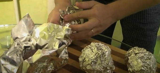 Свекла с солью и сахаром, запеченная целиком в фольге в духовке Свекла с солью и сахаром, запеченная целиком в фольге в духовке