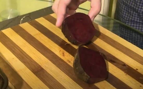 Свекла с солью и сахаром, запеченная целиком в фольге в духовке Свекла с солью и сахаром, запеченная целиком в фольге в духовке