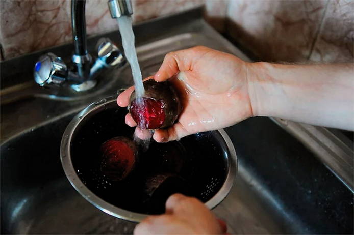 Свекла целиком с уксусом, запеченная в фольге в духовке