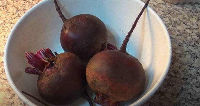 Свекла целиком с уксусом, запеченная в фольге в духовке