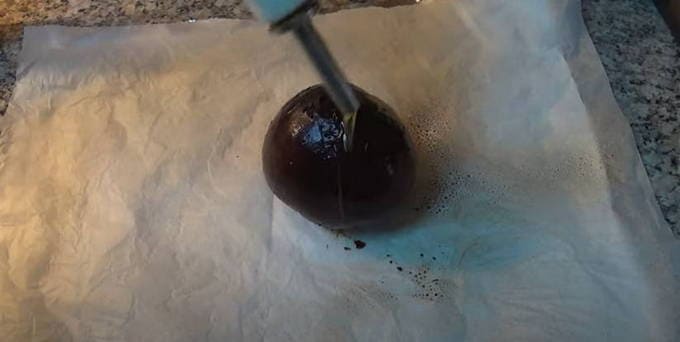 Свекла целиком с уксусом, запеченная в фольге в духовке