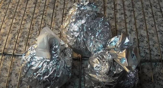 Свекла целиком с уксусом, запеченная в фольге в духовке