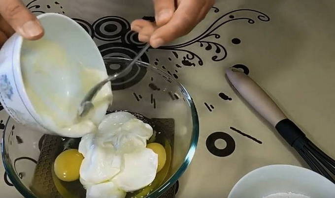 Пицца на сковороде с грибами и колбасой Пицца на сковороде с грибами и колбасой