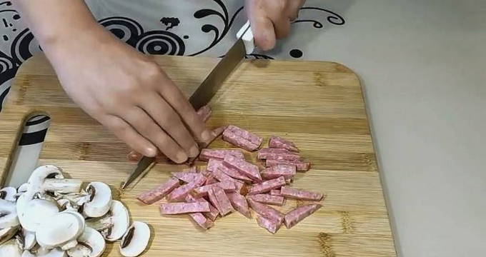 Пицца на сковороде с грибами и колбасой Пицца на сковороде с грибами и колбасой