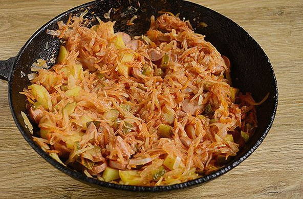 Солянка с квашеной капустой и сосисками