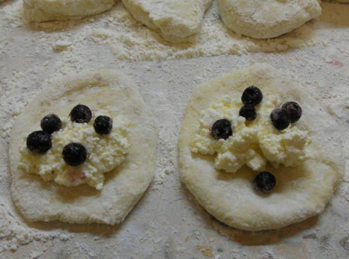 Вареники с творогом и черникой