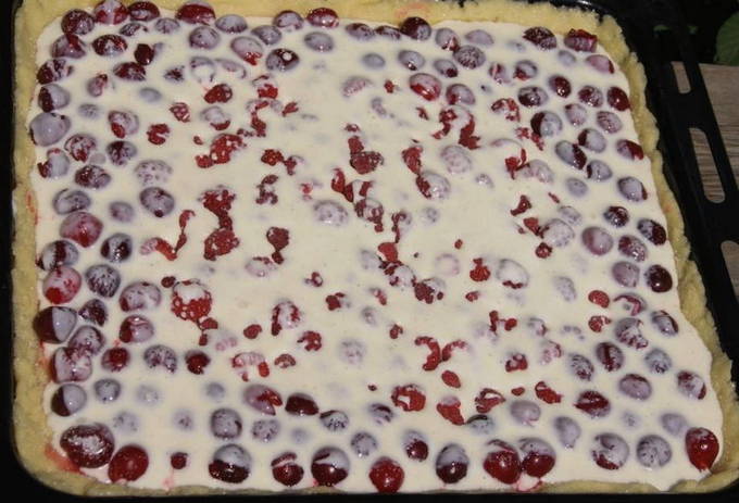 Слоеный пирог с брусникой и сметаной Слоеный пирог с брусникой и сметаной