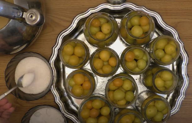 Маринованная алыча с чесноком на зиму Маринованная алыча с чесноком на зиму