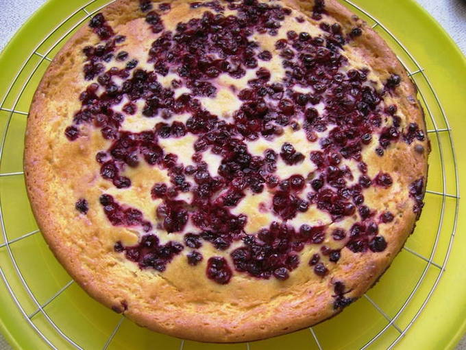 Песочный пирог с брусникой и творогом