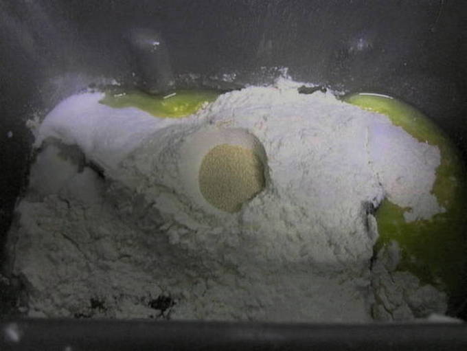 Пирог с брусникой и яблоками из дрожжевого теста