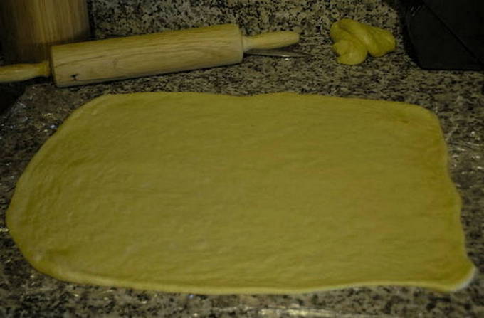 Пирог с брусникой и яблоками из дрожжевого теста