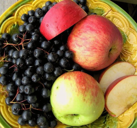 Компот из ранеток и черноплодки на 2-литровую банку на зиму