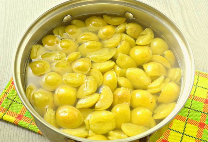 Компот из ранеток в кастрюле Компот из ранеток в кастрюле