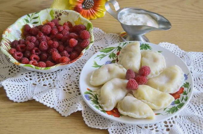 Вареники с малиной и творогом