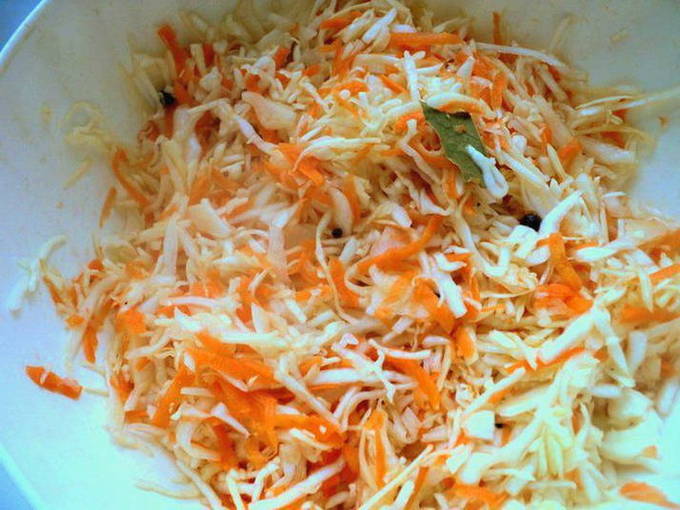 Квашеная капуста с яблоками в банке - классический рецепт Квашеная капуста с яблоками в банке - классический рецепт
